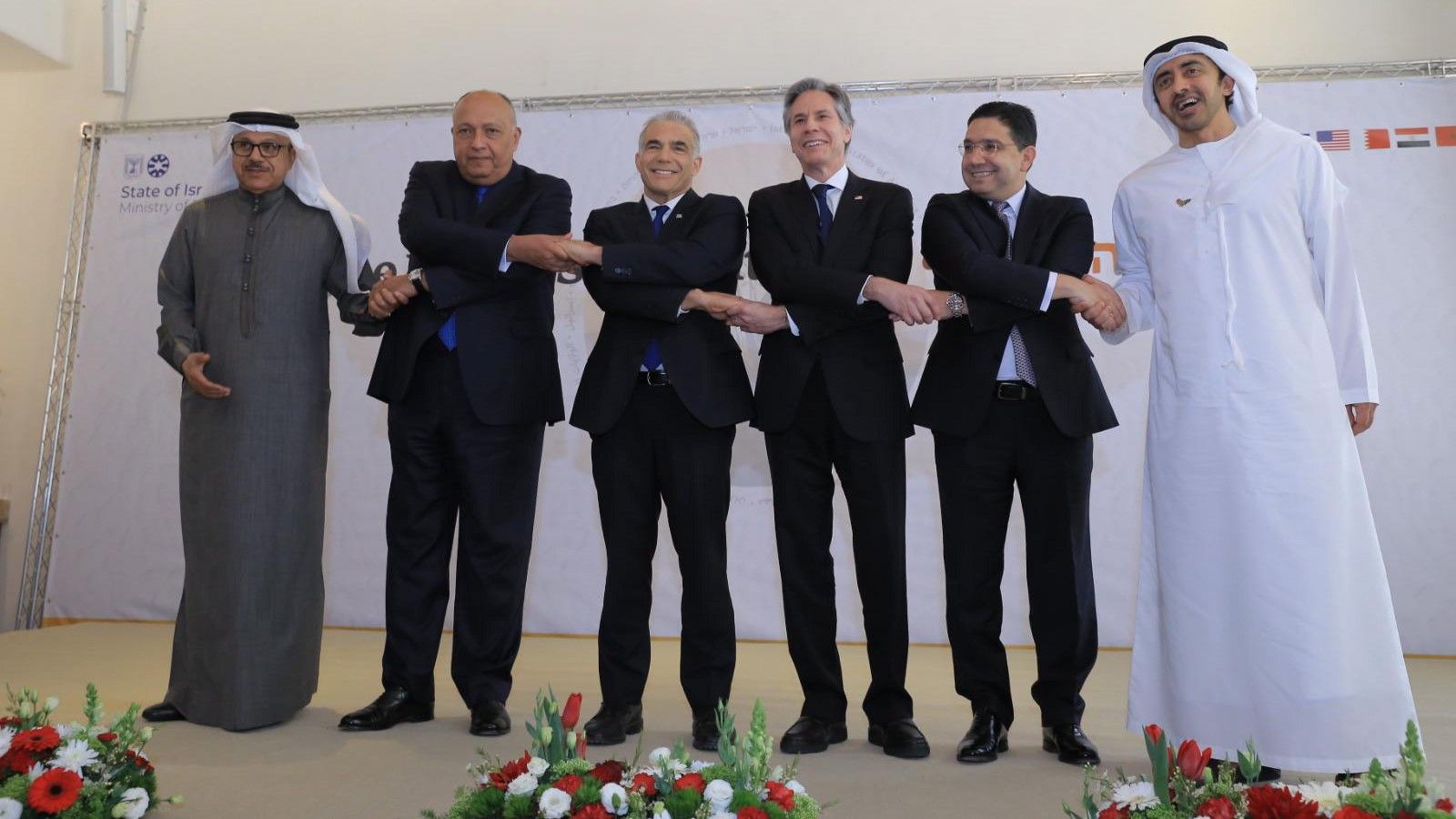 Los ministros de Exteriores de Bahréin, Abdullatif bin Rashid al-Zayani; Egipto, Sameh Shoukry; Israel, Yair Lapid; el secretario de Estado de EEUU, Antony Blinken; el titular de Exteriores de Marruecos, Nasser Bourita; y el de Emiratos Árabes Unidos, Abdullah bin Zayed al-Nahyan.