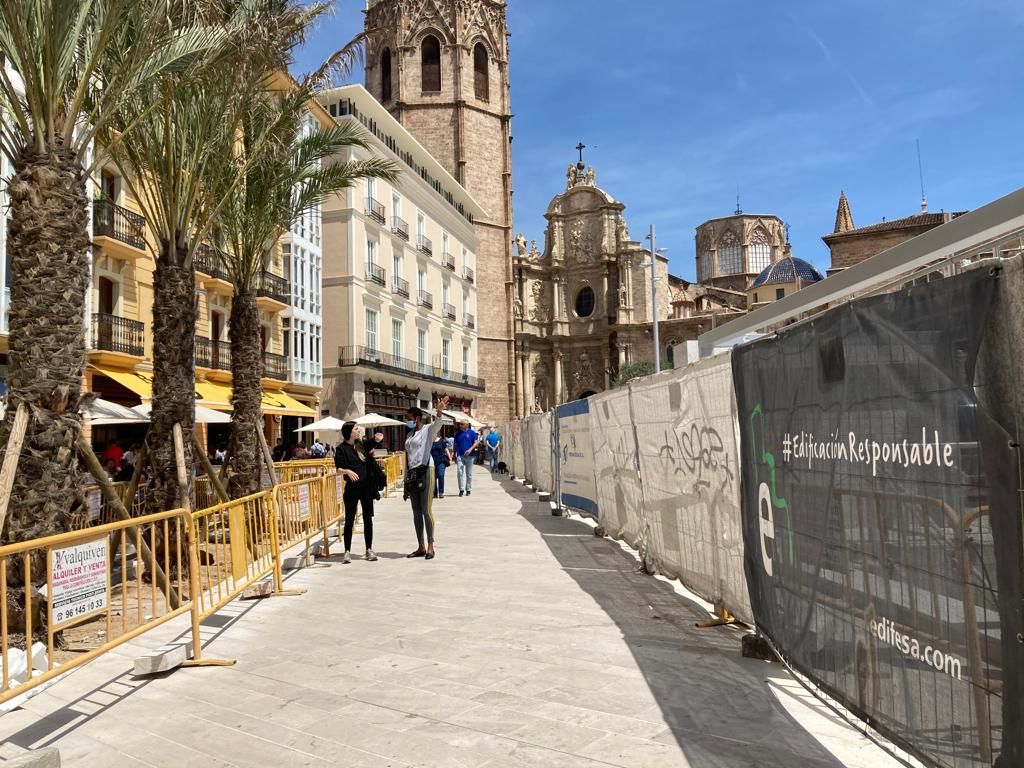 Ya se puede pisar el suelo de la nueva Plaza de la Reina