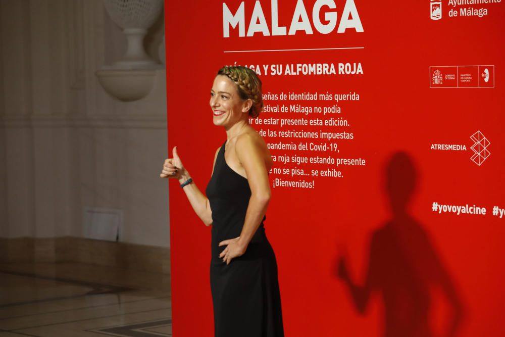 Sin los gritos y los móviles de los (jóvenes) aficionados al cine en los aledaños del Cervantes, comenzó el Festival de Málaga con un photocall sin alfombra roja pero con el glamour del Hotel Miramar.
