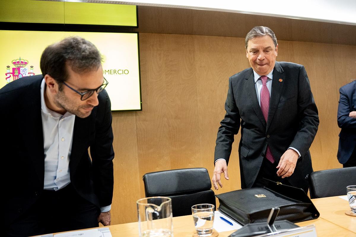 El ministro de Agricultura, Luis Planas, y el de Economía, Comercio y Empresa, Carlos Cuerpo, este lunes en la reunión con el sector agroalimentario.