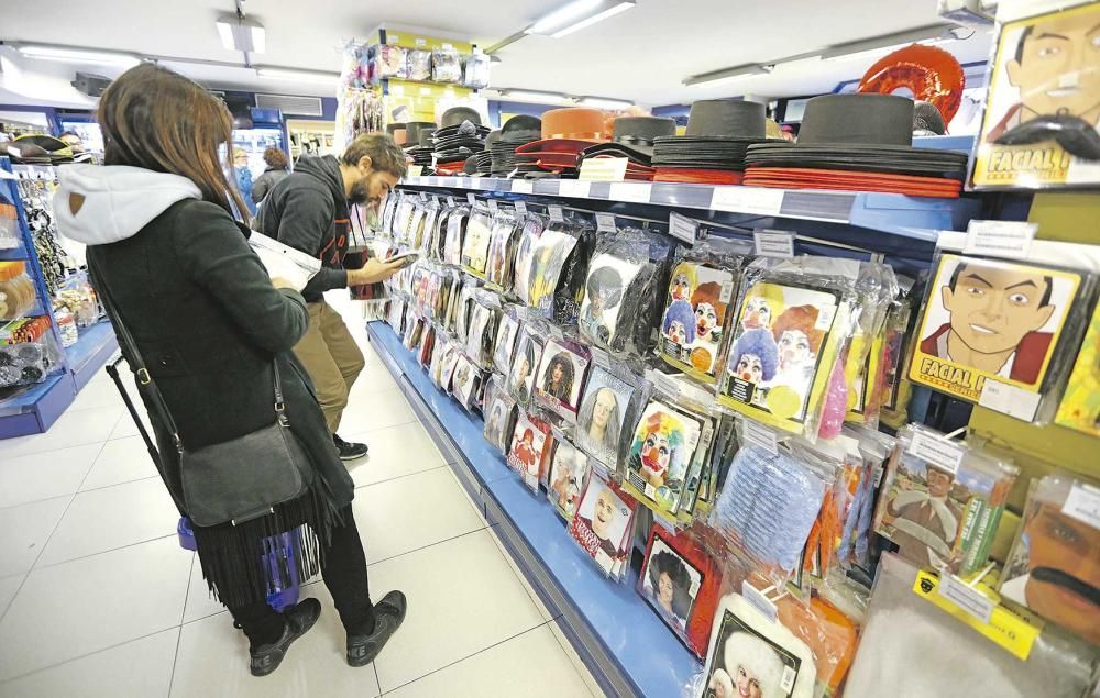 Las tiendas se preparan para el Carnaval.