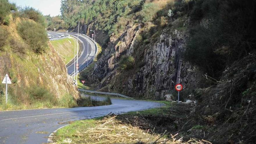 La carretera de Baión permanece cortada al tráfico rodado. // Iñaki Abella