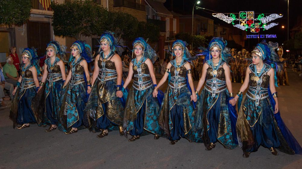 Los festeros tomaron ayer tarde el centro de Agost con una fastuosa Entrada Cristiana que llenó de música y fiesta las calles.