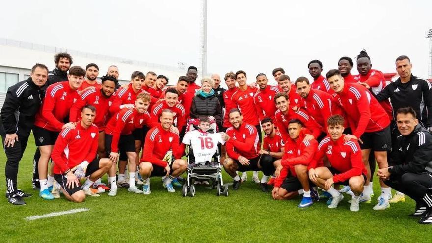Leo, el niño sevillano con piel de mariposa, conmueve a Rosario Flores y al Sevilla FC: "Fue un tesoro estar con él"