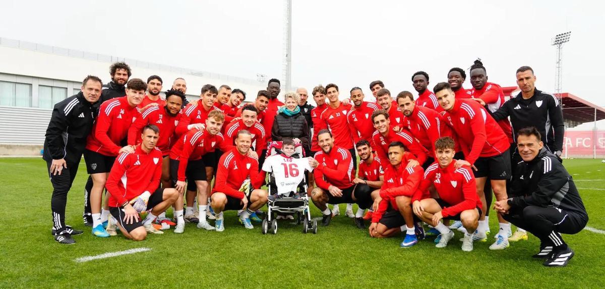 Leo, el niño con piel de mariposa, junto a la plantilla del Sevilla FC