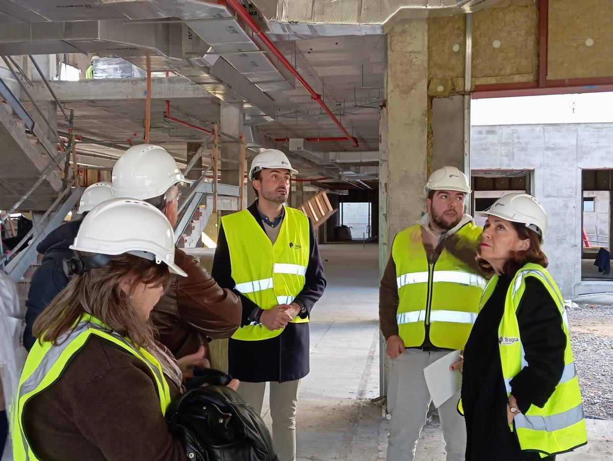 María Jesús Botella conversa con el alcalde y con los técnicos sobre la marcha de las obras del centro de salud.
