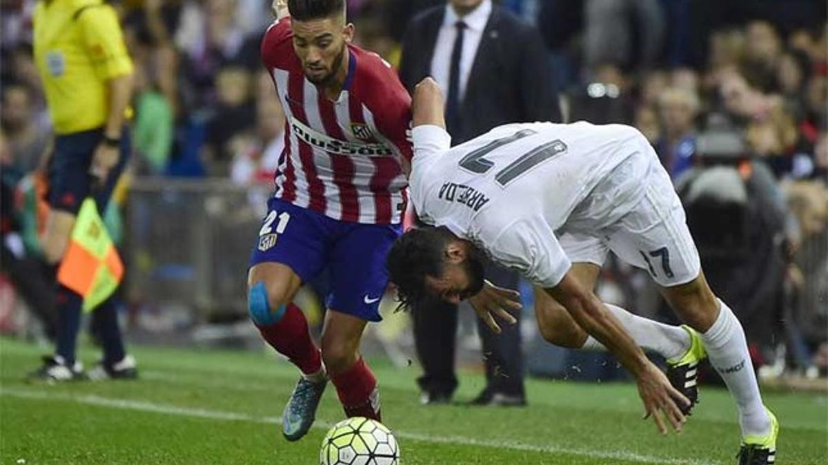 Álvaro Arbeloa (derecha) es superado por Carrasco durante el Atlético-Real Madrid de la Liga BBVA 2015/16