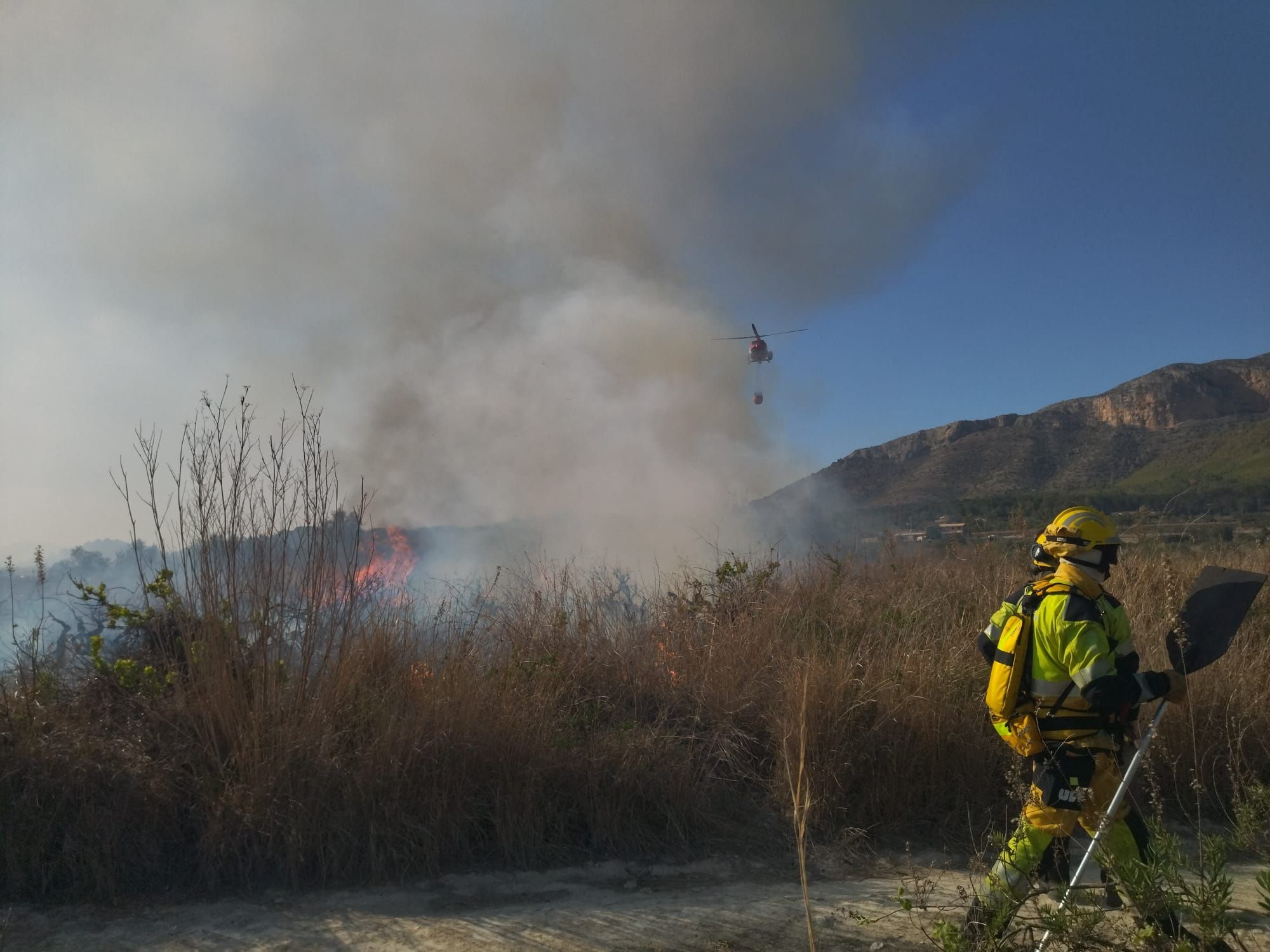 Las imágenes del virulento incendio de Xàbia