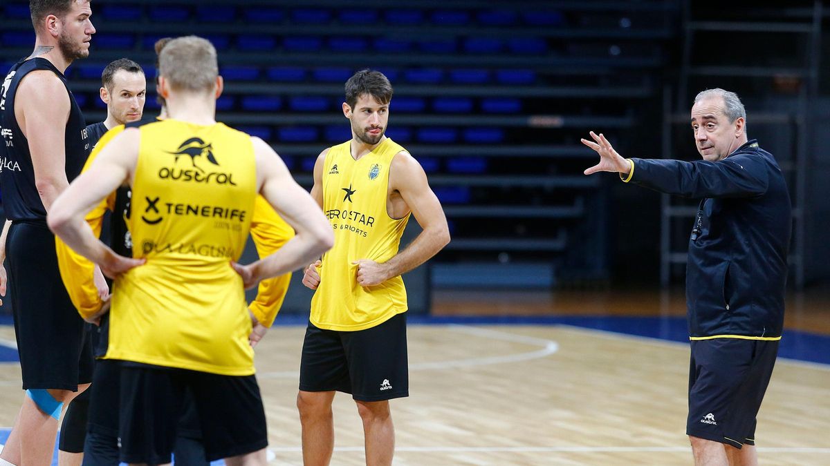 Txus Vidorreta habla con sus jugadores, durante un entrenamiento de esta semana.