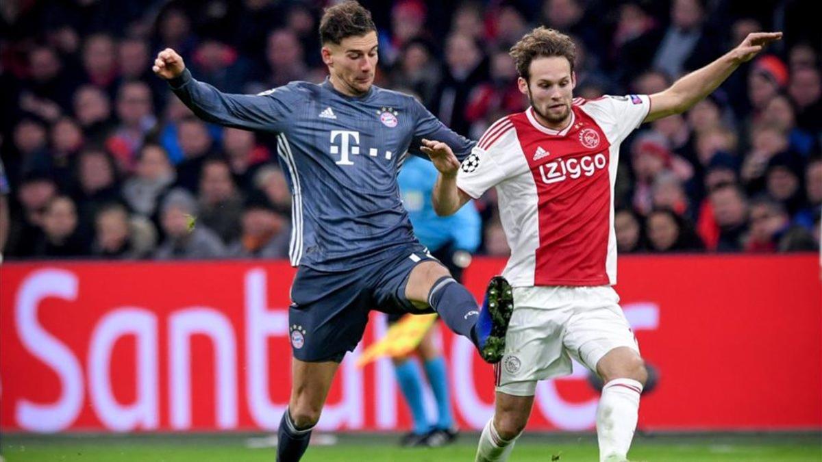 Daley Blind en pugna con Goretzka durante el último Ajax-Bayern