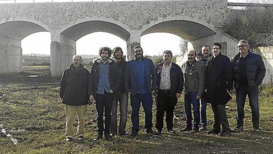 Autoridades autonómicas y municipales de sa Pobla y Muro, ayer en el torrente de Vinagrella.