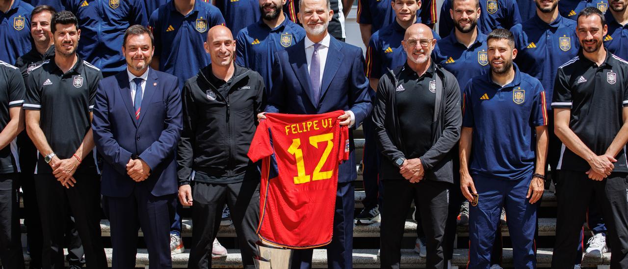 Foto de familia del Rey Felipe VI (c) con la selección española, tras proclamarse campeones de la Liga de Naciones, en el Palacio de la Zarzuela