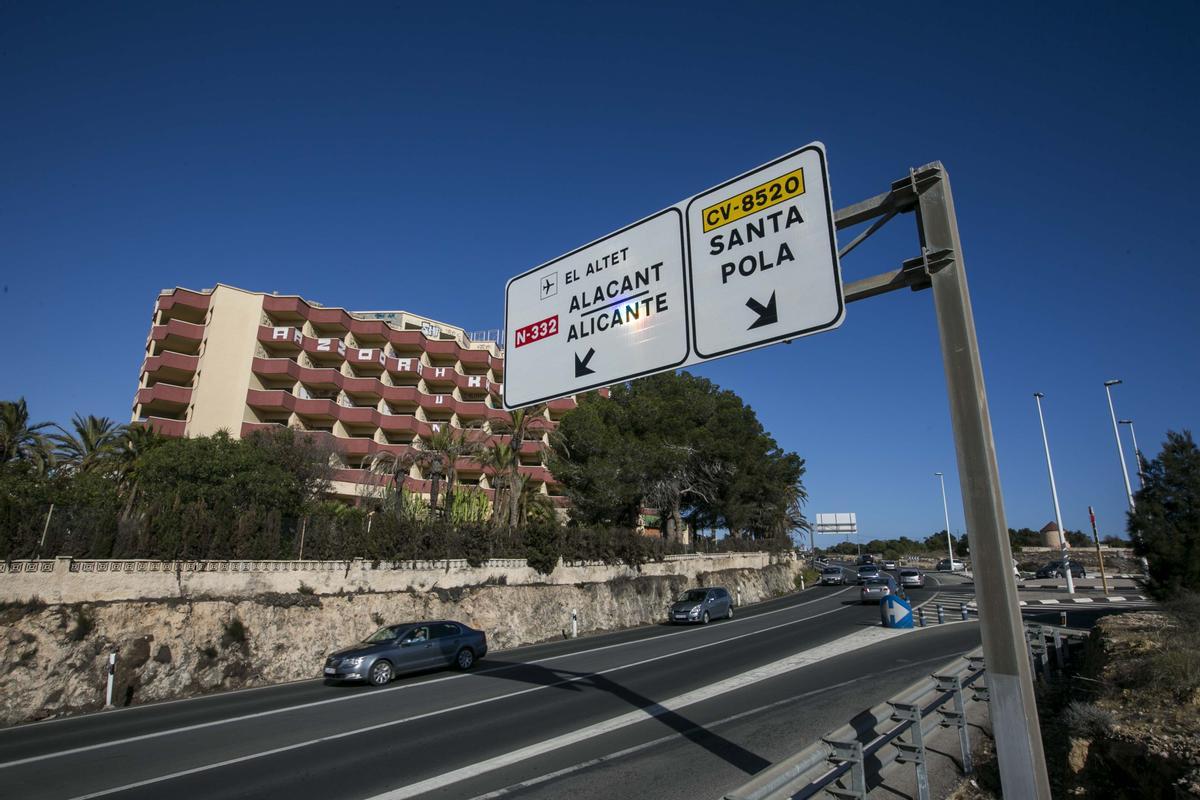 Cruce de la N-332 en Santa Pola a la altura del abandonado hotel Rocas Blancas