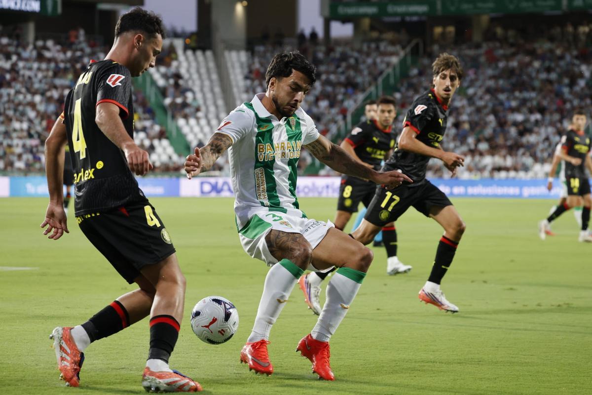 Tasende pugna con Arnau durante el partido en El Arcángel.