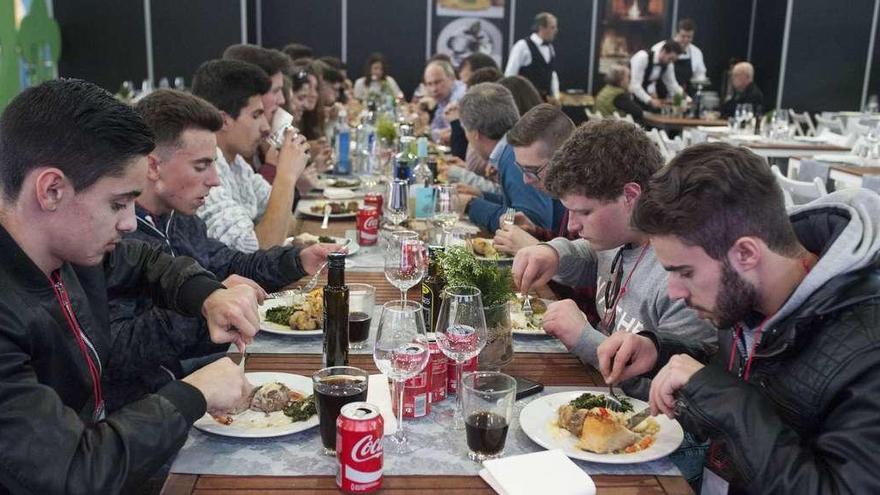 Comensales en el Salón Internacional de Gastronomía que se celebra en Expourense. // Brais Lorenzo