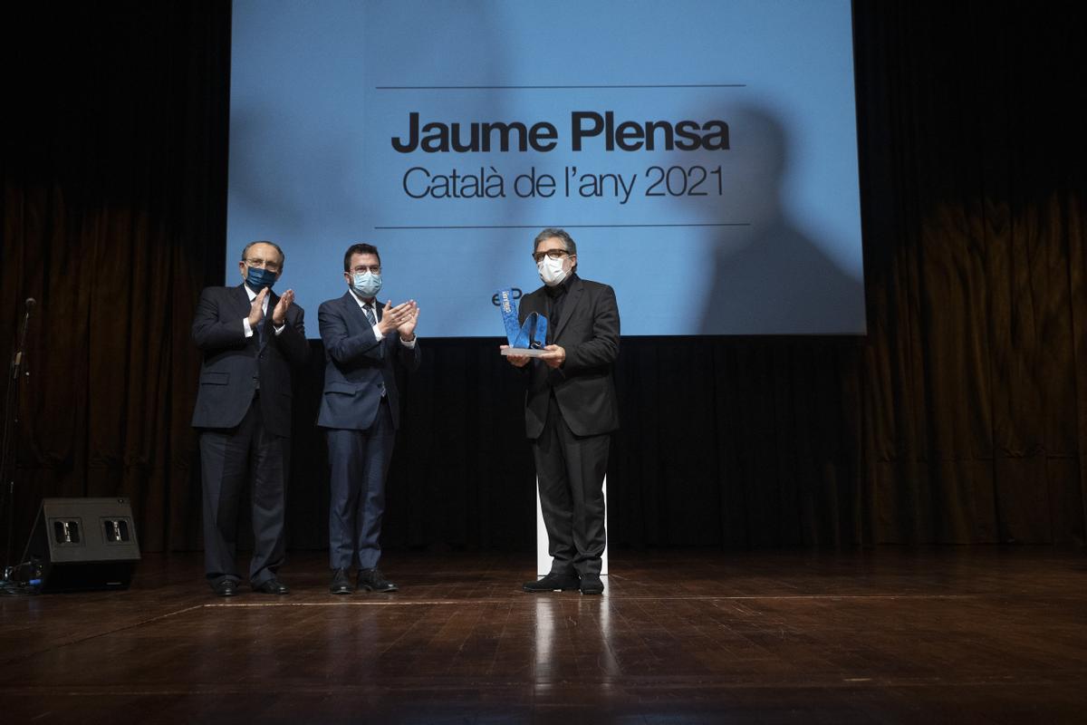 Javier Moll presidente de Prensa Ibérica y Pere Aragonés president de la Generalitat, libran el premio Català de l’Any a Jaume Plensa.