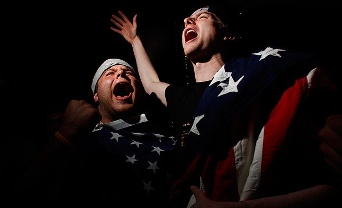 Bob Mika, a la izquierda, y Liam Kolb celebran la muerte de Osama bin Laden en las inmediaciones del World Trade Center, en Nueva York.
