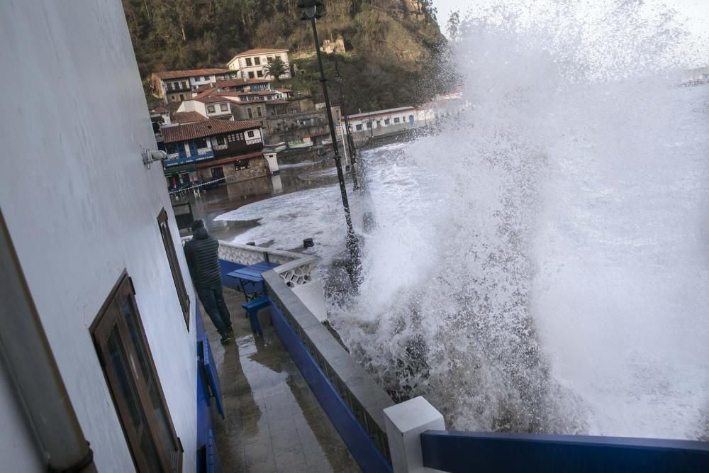 Espectacular oleaje en Tazones