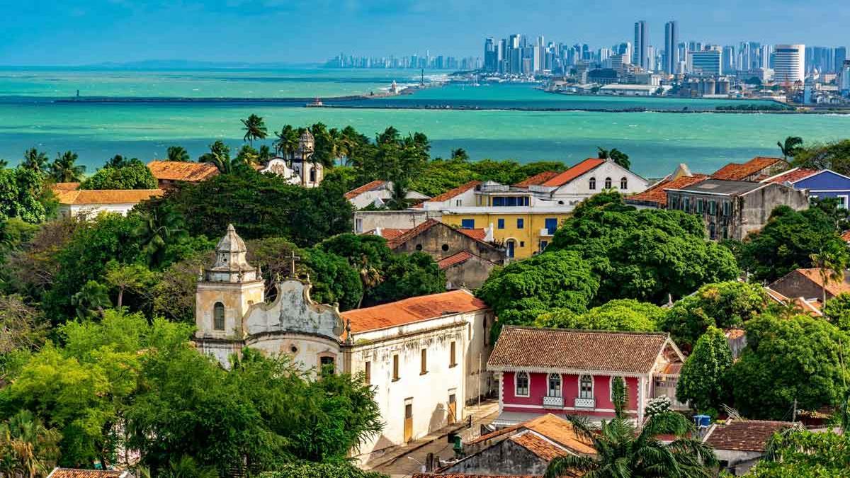 Recife, vista desde la población de Olinda, con sus edificios históricos.