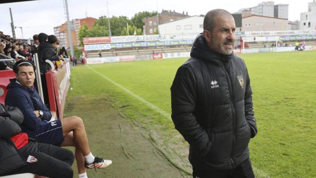 Luis Carro, siguiendo el partido de pie en la banda. | NOÉ PARGA