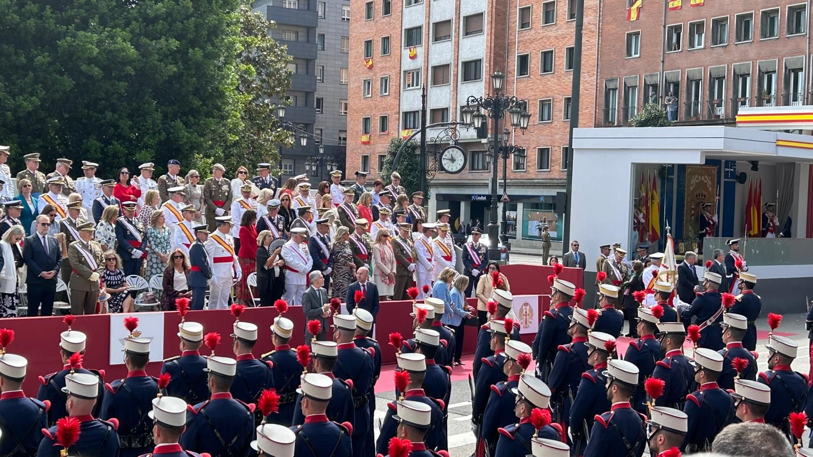 EN IMÁGENES: Así fiue el multitudinario desfile en Oviedo por el Día de las Fuerzas Armadas