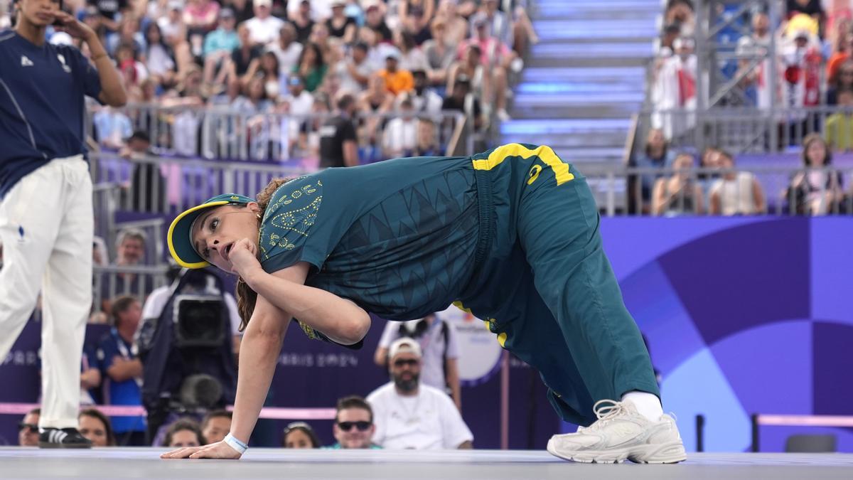 La australiana Rachael Gunn, conocida como B-Girl Raygun, compite en una ronda clasificatoria de 'breakdance' en los Juegos Olímpicos de París, el viernes 9 de agosto de 2024.