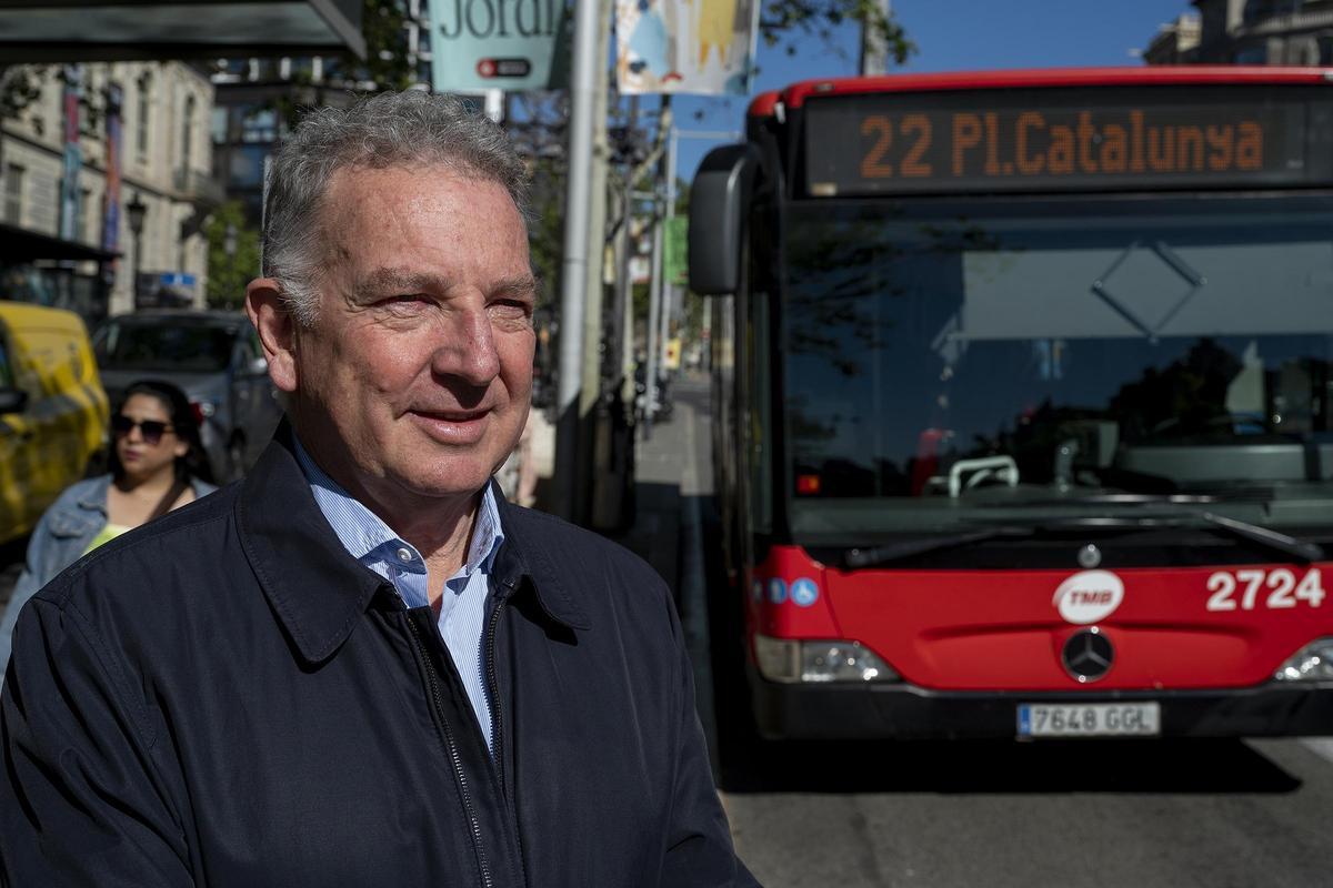 Gerardo Lertxundi, el pasado viernes, en un parada de bus del paseo de Gràcia