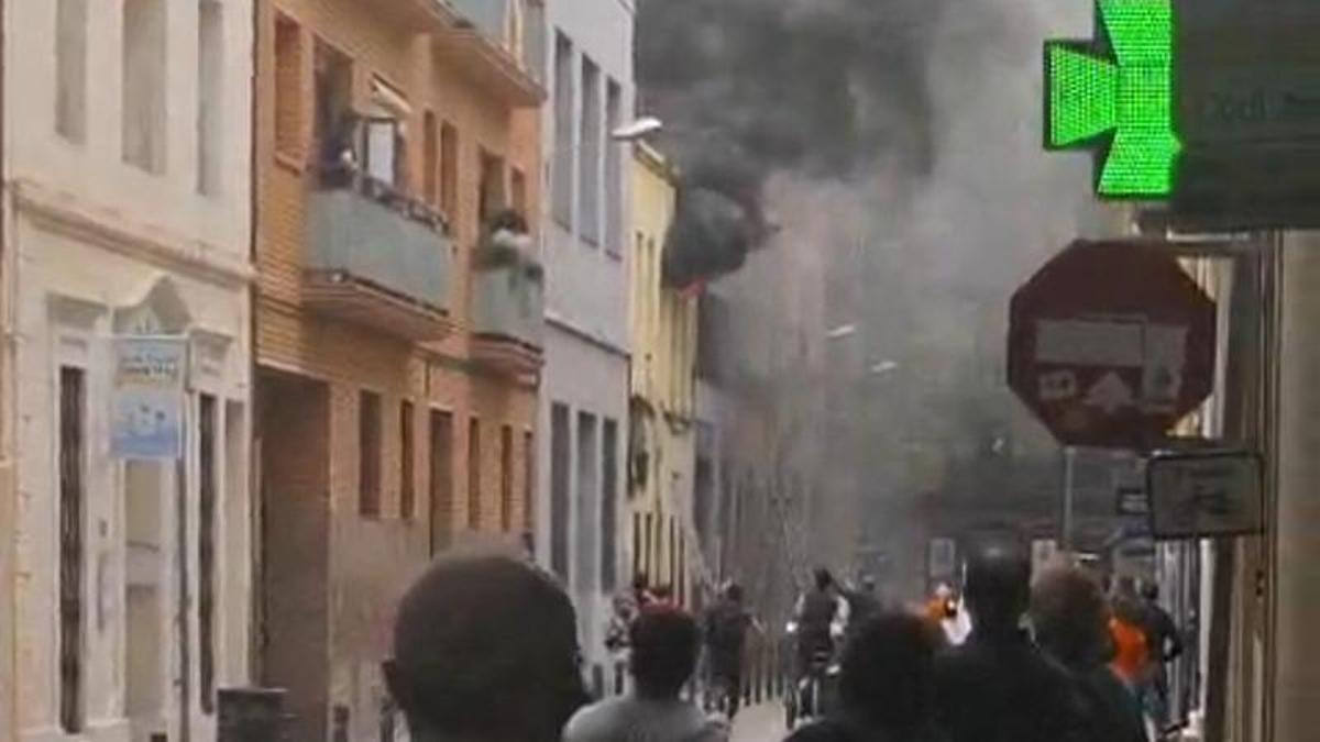Incendio en un edificio de viviendas de la calle Venero, en el Poblenou