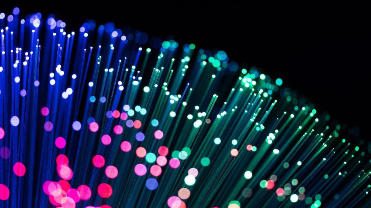 Archivo - Imagen en detalle de un cable de fibra óptica