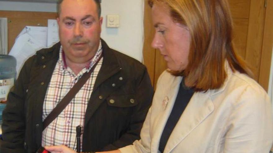 Andrés Mayor y Pilar Fernández Pardo, con un mando para semáforos.