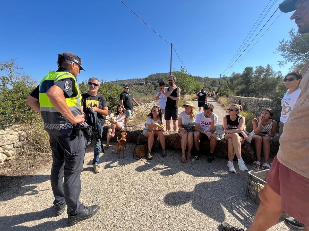 Así han cortado un camino los vecinos de Son Macià para impedir el paso de una excursión de 'buggies'