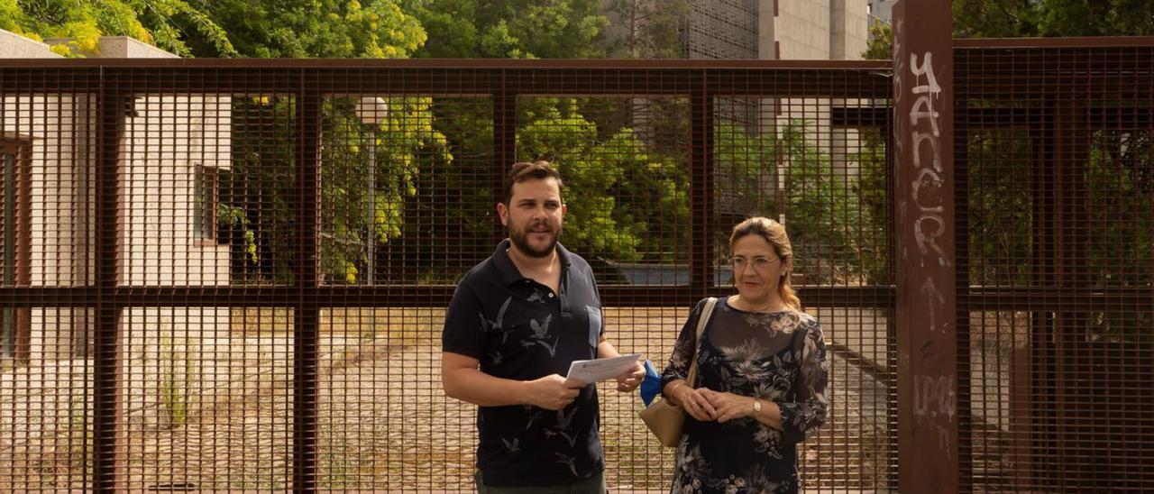 Víctor López de la Parte y Mayte Martín Pozo frente al Banco de España.