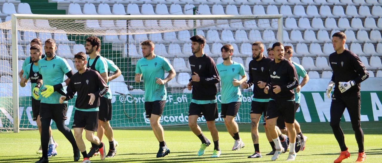 La plantilla blanquiverde en la sesión de entrenamiento de hoy en El Arcángel.