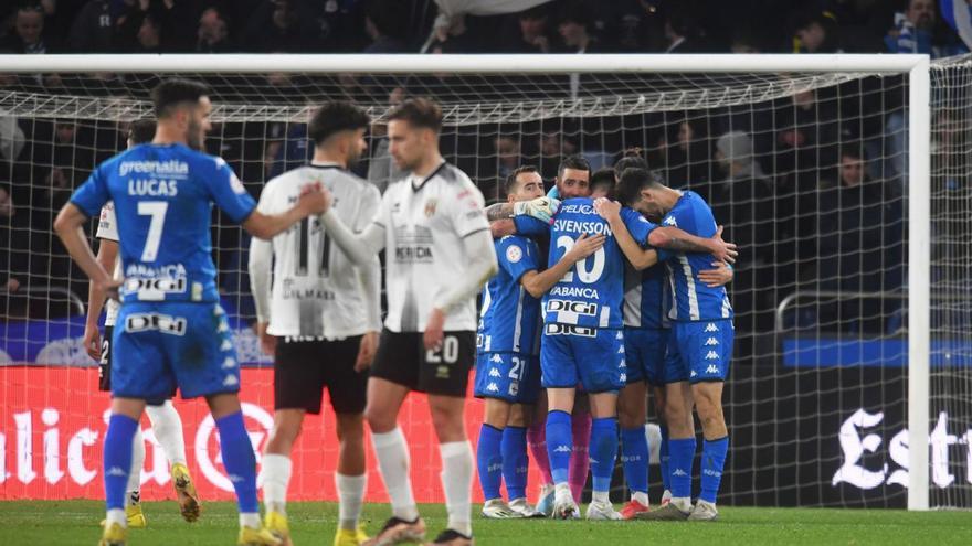 Partido entre el Deportivo y el Mérida la semana pasada en Riazor. |  // CARLOS PARDELLAS