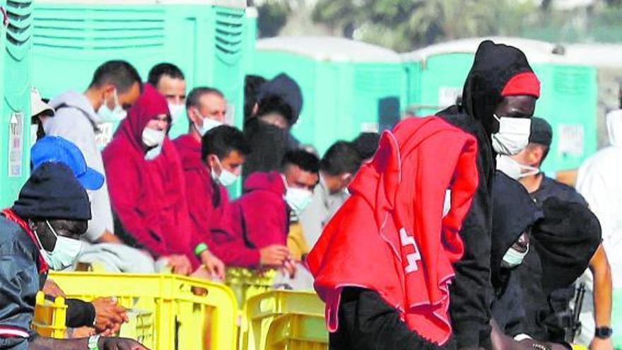 Migrantes en el muelle de Arguineguín, ayer. | | ELVIRA URQUIJO / EFE