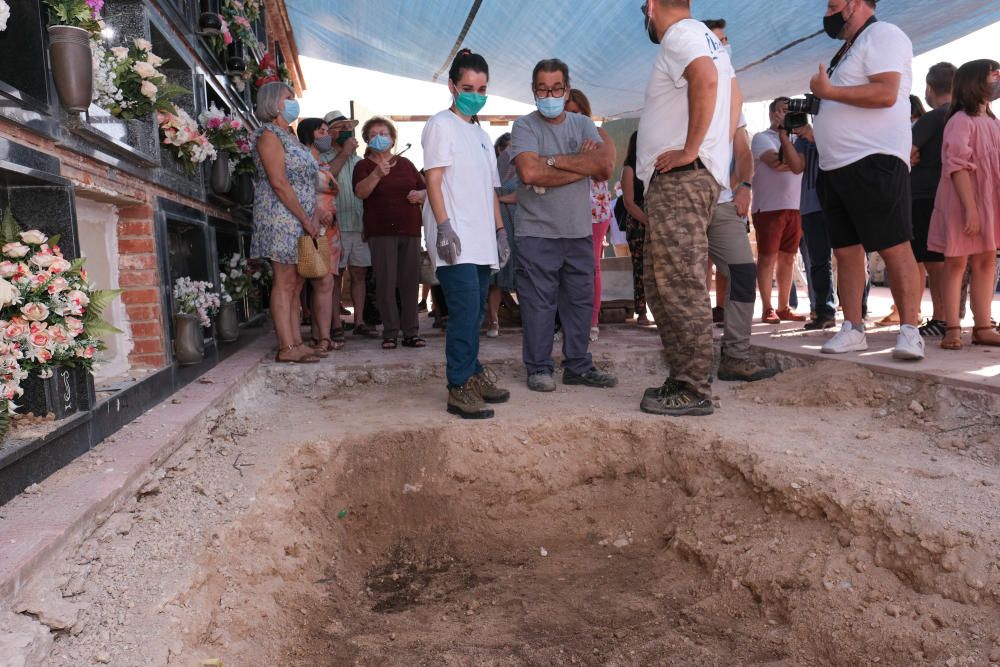 10-08-20 Inicio de la exhumacion de la fosa comun del cementerio de Monovar con fusilados y represaliados de la Guerra Civil y el franquismo, visita de la consellera Rosa Perez Garijo, memoria historica