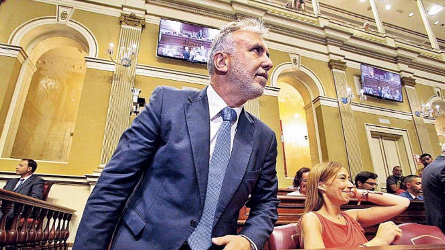 El candidato del PSOE a la Presidencia del Gobierno, Ángel Víctor Torres, en el Parlamento durante la constitución del mismo. A su lado, Nira Fierro.