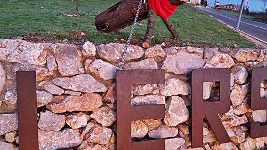 El tió lligat amb cadenes per evitar robatoris.