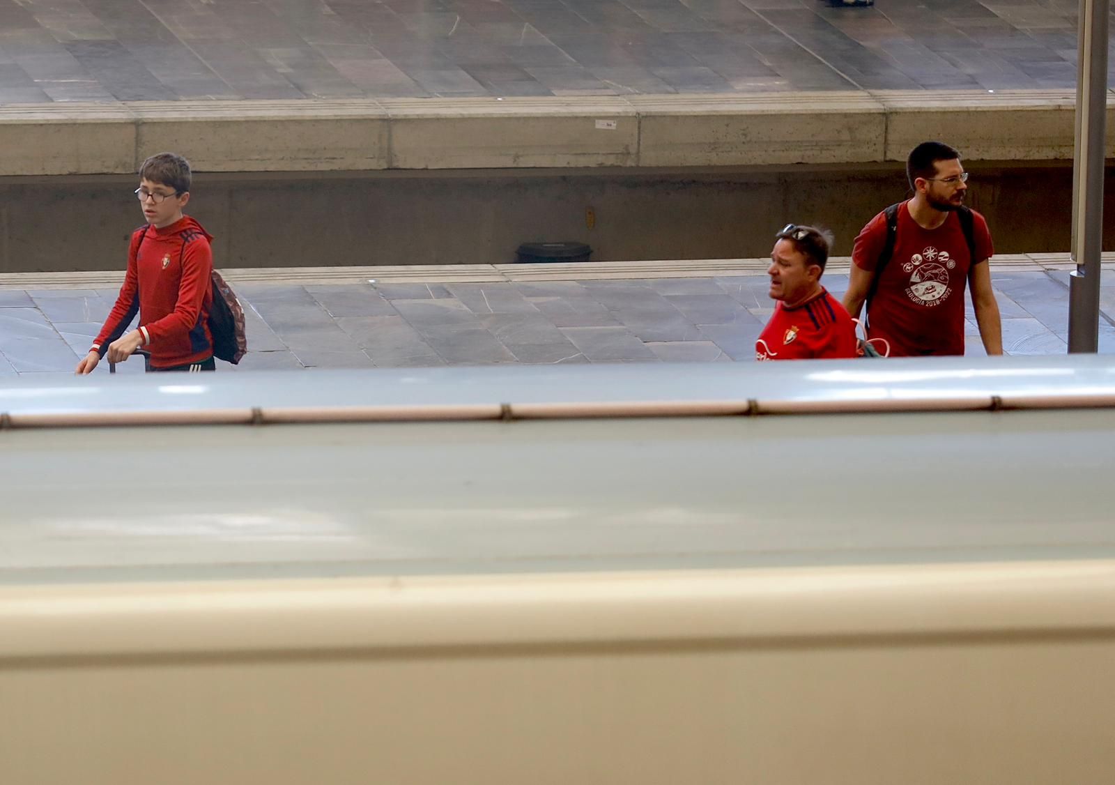 Aficionados de Osasuna, en la Estación Delicias para ir a la final de Copa del Rey en Sevilla