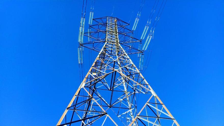 Un mercado eléctrico loco en el mes de la guerra: diferencias de 200 euros en un día, costes récord por el plan 'antiapagón', 130 horas con precios negativos