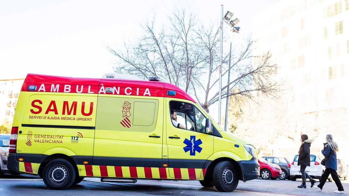 Un equipo médico del SAMU asiste a un herido, que es trasladado al Hospital Vega Baja