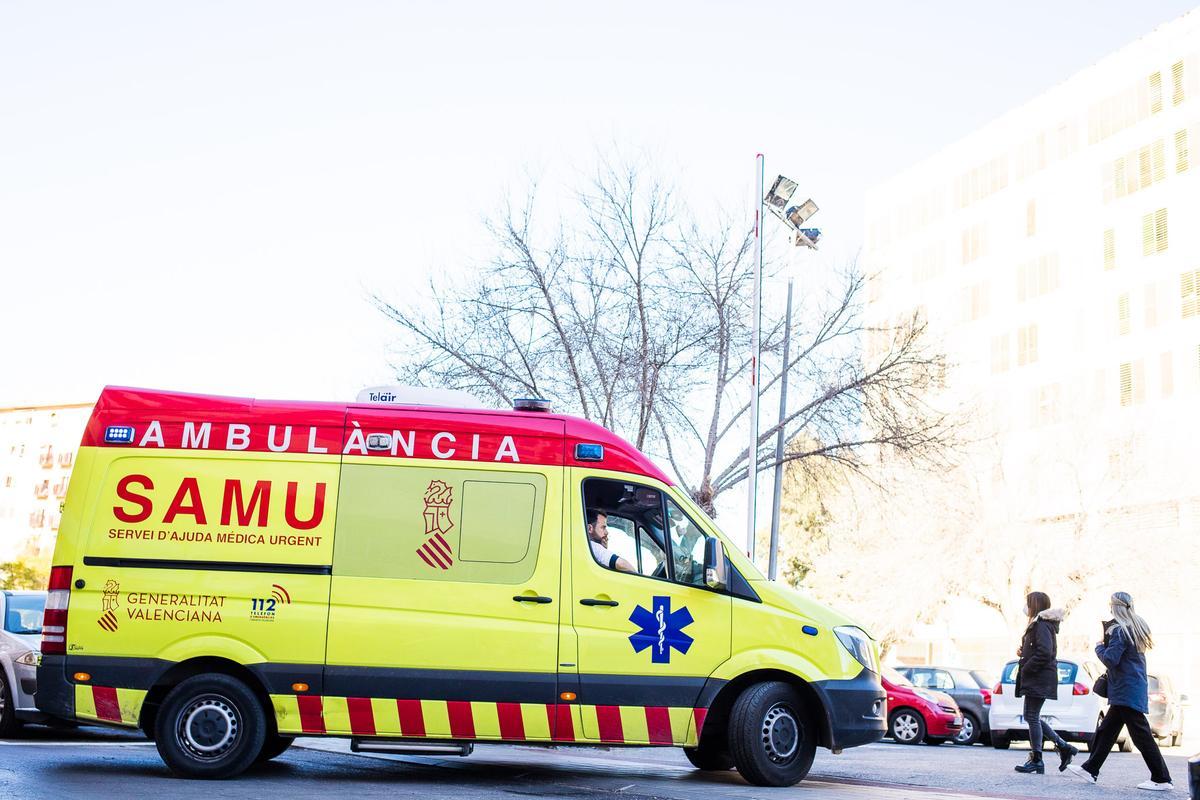 Un equipo médico del SAMU asiste a un herido, que es trasladado al Hospital Vega Baja