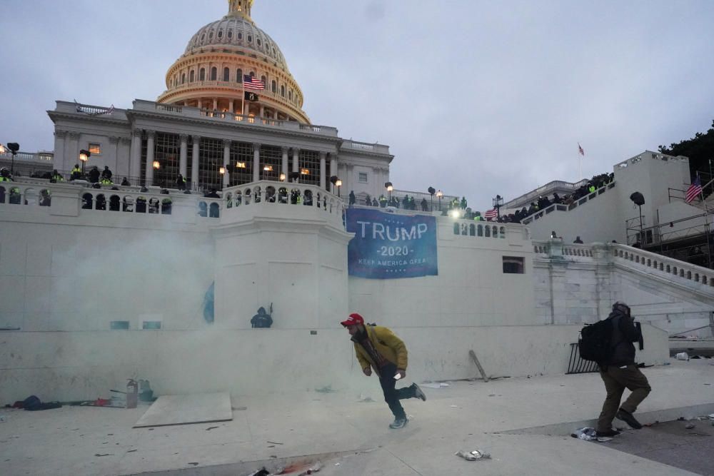 Una torba de seguidors de Trump assalta el Capitoli i provoca el caos a  Washington - Diari de Girona