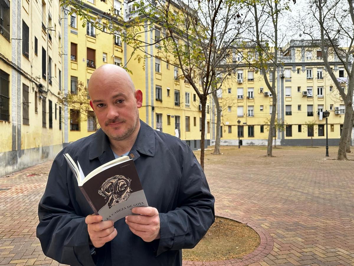 Miguel  Barrero, con su último libro, en la colonia del Pico del Pañuelo de Madrid.