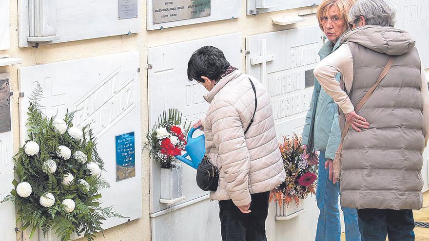 Veinte días de espera para enterrar cenizas en A Coruña: "Mis tíos no pudieron ir al entierro de mi padre porque viven fuera"