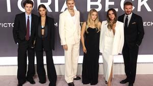 London (United Kingdom), 08/10/2025.- (L-R) Cruz Beckham, Jackie Apostel, Romeo Beckham, Harper Beckham, Victoria Beckham and David Beckham attend the world premiere of the documentary series Victoria Beckham in London, Britain, 08 October 2025. The three-part series is streaming on Netflix from 09 October 2025. (Reino Unido, Londres) EFE/EPA/NEIL HALL