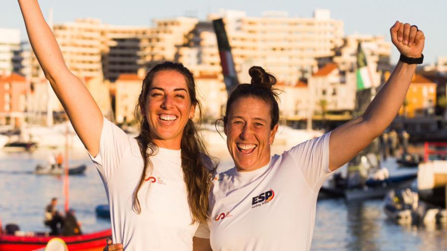 Paula Barceló y Támara Echegoyen, tras lograr el bronce en el Europeo.