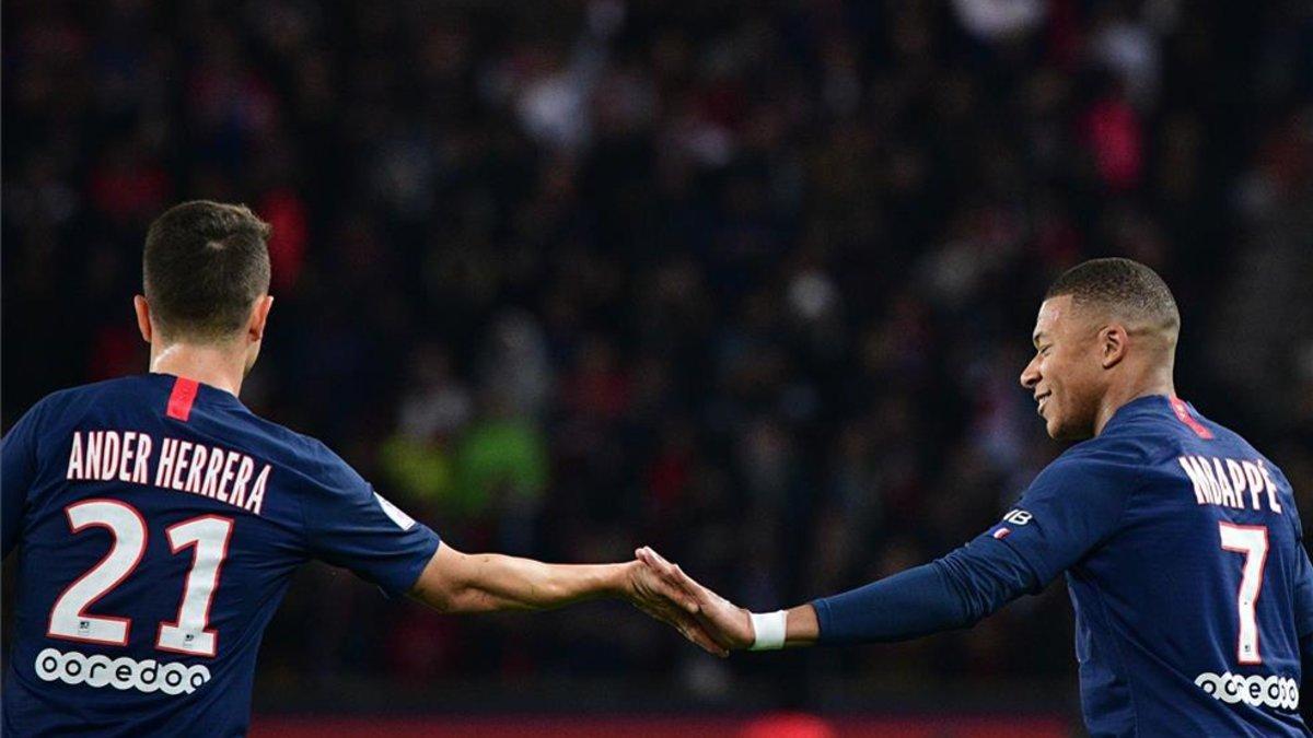 Mbappé y Ander Herrera, durante un partido