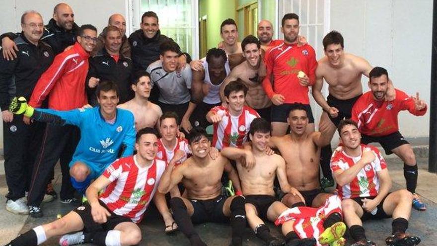 Jugadores y cuerpo técnico celebran su victoria en vestuarios.