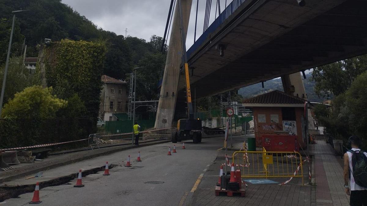 Trabajos, este miércoles, en el puente de Sama.